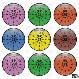 Könnte beinhalten: Neun farbige, kreisförmige Aufkleber mit den Zahlen 23 bis 31. Jeder Aufkleber hat ein uhrähnliches Design mit Zahlen am Rand und einer zentralen Zahl, die das Datum angibt.