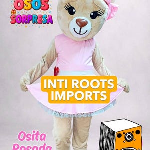 Könnte beinhalten: Ein braunes Teddybär-Maskottchen-Kostüm mit einem rosa Kleid und einer Schleife. Das Kostüm hat eine weiße Schürze und einen Spitzensaum. Der Text "INTI ROOTS IMPORTS" und "Osita Rosada" ist enthalten. Ein Cartoon-Lautsprecher befindet sich unten rechts.