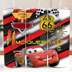 Puede incluir: Un vaso blanco con un diseño rojo, negro y blanco con Rayo McQueen de la película Cars. El diseño incluye las palabras "Piston Cup", "Route 66" y "McQueen". El vaso tiene una pajita.