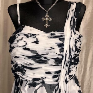 Vintage witte en zwarte abstracte gelaagde jurk met ruches, maat M