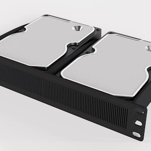 Puede incluir: Un bastidor de servidor negro que contiene dos discos duros plateados. Los discos duros tienen forma rectangular con esquinas redondeadas y una hendidura central. La carcasa tiene ranuras de ventilación.