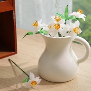 Narcisse, fleur de naissance en verre soufflé à la main, un cadeau attentionné pour les anniversaires de mariage