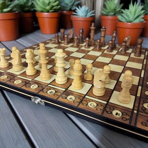 Ancien damier en bois, biface de collection( dames et d'échecs avec pions et pièces d'échecs)checc - Collection