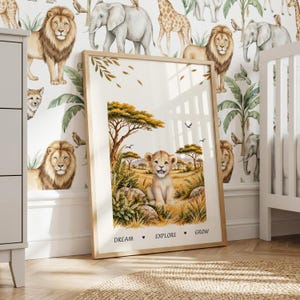Löwen Poster Kinderzimmer | Safari Kinderposter mit Löwe | Dream Explore Grow | Afrika Wandbild | Babyzimmer Deko