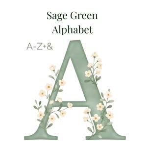 Op de afbeelding: Een saliegroene letter A met kleine witte bloemen en groene bladeren die om het teken heen zijn gewikkeld. De tekst Sage Green Alphabet en A-Z+& staat boven de letter. Het ontwerp maakt gebruik van een zacht kleurenpalet met botanisch thema.