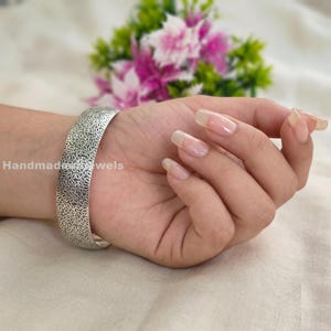 Handgjort armband i texturerat 925 sterlingsilver | Manschett med graverat botaniskt löv | Jubileumspresent till fru, present till henne, iögonfallande armband