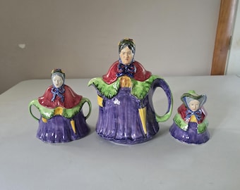 Vintage 3-teiliges Porzellan-Teekannen-Set „Kleine alte Dame“ mit Musik