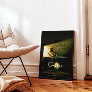 K&ouml;nnte beinhalten: Ein gerahmtes Filmplakat f&uuml;r "Coraline" mit einem Kind in einer T&uuml;r mit dem Text "Be careful what you wish for". Das Poster hat einen dunklen Hintergrund mit dem Filmtitel in einer stilisierten Schriftart.