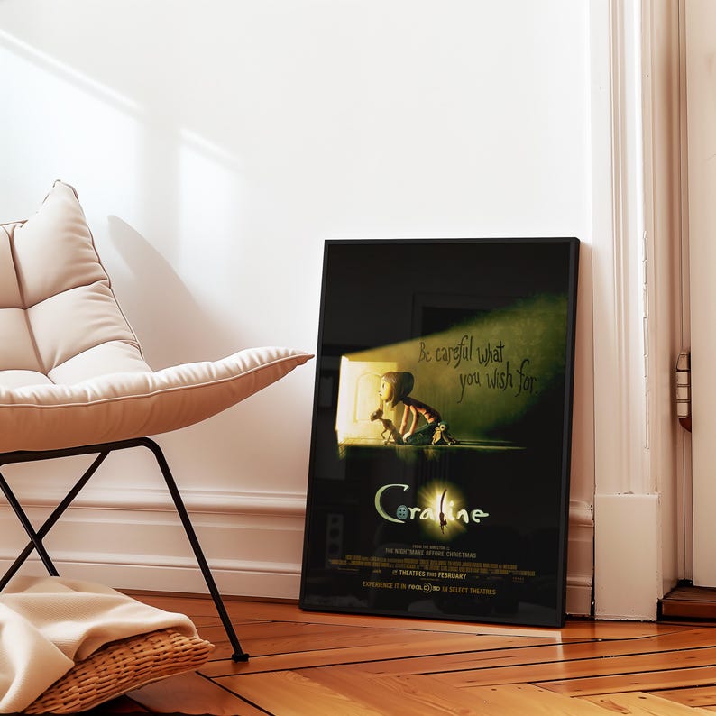 K&ouml;nnte beinhalten: Ein gerahmtes Filmplakat f&uuml;r "Coraline" mit einem Kind in einer T&uuml;r mit dem Text "Be careful what you wish for". Das Poster hat einen dunklen Hintergrund mit dem Filmtitel in einer stilisierten Schriftart.