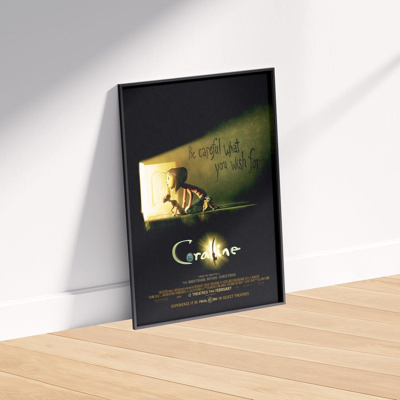 K&ouml;nnte beinhalten: Ein gerahmtes Filmplakat f&uuml;r den Animationsfilm "Coraline". Das Poster zeigt einen dunklen Hintergrund mit einem leuchtenden T&uuml;rrahmen und dem Satz "Be careful what you wish for". Der Titel "Coraline" ist in einer stilisierten Schrift geschrieben.