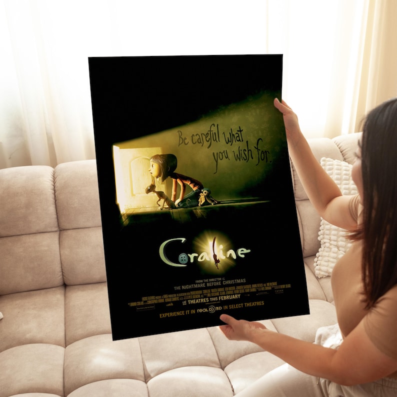 K&ouml;nnte beinhalten: Ein schwarzes Filmplakat f&uuml;r den Film "Coraline" mit einem jungen M&auml;dchen und einer hundeartigen Kreatur in einer T&uuml;r. Das Plakat enth&auml;lt den Text "Be careful what you wish for" und "Theatres this February."