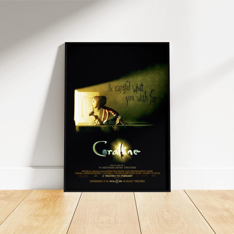 K&ouml;nnte beinhalten: Ein gerahmtes Filmplakat f&uuml;r den Animationsfilm "Coraline". Das Poster zeigt einen dunklen Hintergrund mit dem Filmtitel in Gr&uuml;n und eine Szene eines M&auml;dchens und zweier Kreaturen in einer T&uuml;r. Der Text "Be careful what you wish for" steht dar&uuml;ber.