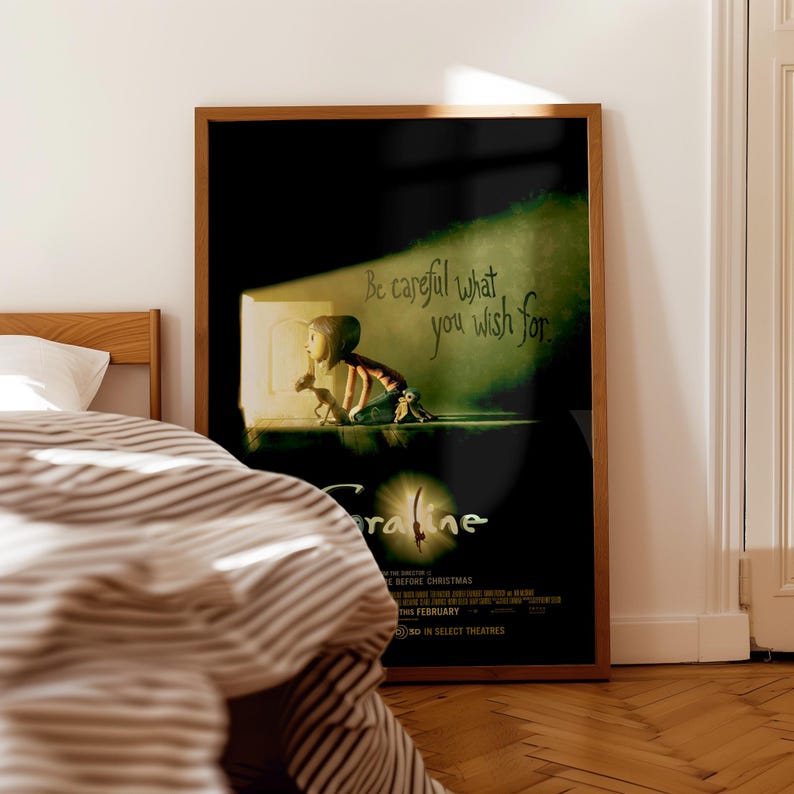 K&ouml;nnte beinhalten: Gerahmtes Filmplakat mit dem Text "Be careful what you wish for." Das Poster zeigt eine Illustration eines M&auml;dchens und eines Hundes in einer T&uuml;r, mit dem Filmtitel "Coraline" sichtbar. Dunkler Hintergrund.