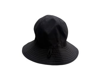 Sombrero de pescador vintage Hermes de gabardina negra y seda estampada.