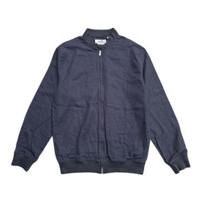 Peut inclure: Veste de style bomber bleu marine avec fermeture éclair intégrale. Le col, les poignets et l'ourlet sont côtelés. La veste est fabriquée dans un tissu léger.