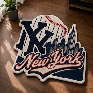 Könnte beinhalten: Ein individuell geformter Teppich mit einem großen marineblauen NY-Logo, einer roten Baseball-Nahtgrafik und einer grauen Skyline von New York City. Der Schriftzug New York ist in roter Schreibschrift mit marineblauem Rand auf cremefarbenem Grund.