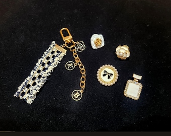 5PCS Elegant Keychain, Brooches and Pins for Women, Set with Handbag, Bow, Bottle & Camellia Design, Fashion for Coat, Dress, Scarf, Bag