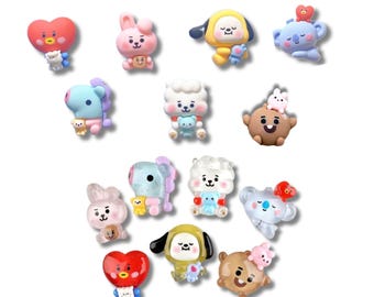 Conjunto de 14 enfeites para sapatos BT21 brilhantes, em tons de gelatina e foscos, ideais para sandálias. Decorações em PVC perfeitas para fãs de K-pop e do universo Army. Um presente kawaii perfeito para você!