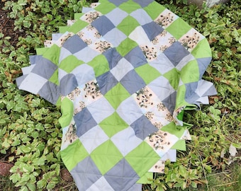 Custom Designed Fabric, Green & Gray Sunflower Masterpiece Quilt, lap quilt, toddler quilt, couch quilt, decorative quilt, 40" x 43"