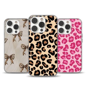 Op de afbeelding: Drie telefoonhoesjes met verschillende ontwerpen. De eerste hoes heeft een strikpatroon met een luipaardprint. De tweede hoes heeft een luipaardprint in bruin en beige. De derde hoes heeft een roze luipaardprint.
