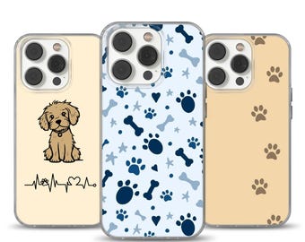 Può includere: Tre custodie per telefono con diversi design. Una custodia ha un cane dei cartoni animati e una linea del battito cardiaco. Un'altra ha impronte di zampe blu, ossa e stelle. La terza ha impronte di zampe marroni.