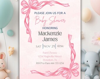 Puede incluir: Una invitación a un baby shower con un fondo rosa acuarela y un borde de cinta rosa. La invitación dice "Únase a nosotros para un baby shower en honor a Mackenzie James" con la fecha y hora. Detalles adicionales incluyen la dirección e información RSVP.