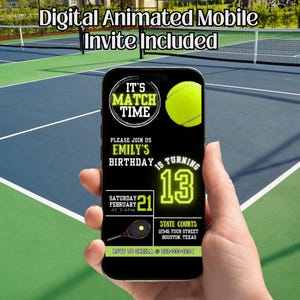 Może przedstawiać: Smartfon wyświetla cyfrowe zaproszenie na 13. urodziny Emily z motywem tenisa. Zaproszenie zawiera tekst "It's Match Time", datę, godzinę i miejsce. Dołączona jest również grafika piłki tenisowej.