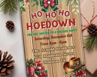Könnte beinhalten: Einladung zur Weihnachtsfeier mit rustikalem Holzgrund. Der Text "HO HO HO HOEDOWN" ist rot und weiß. Die Einladung enthält Party-Details, einen Cowboy-Stiefel, einen Cowboyhut und verpackte Geschenke.