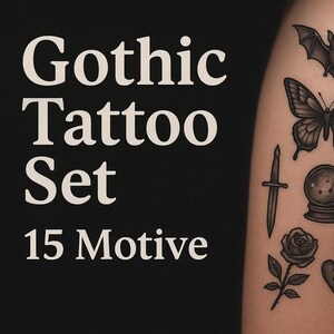 Puede incluir: Un conjunto de 15 diseños de tatuajes góticos, que incluyen un murciélago, una mariposa, una serpiente, una daga, una bola de cristal, una rosa, un corazón roto y un búho. Las palabras "Gothic Tattoo Set" y "15 Motive" están en texto blanco.
