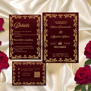 K&ouml;nnte beinhalten: Burgunderfarbenes Hochzeitseinladungs-Set mit goldenen floralen Akzenten. Das Set beinhaltet eine Einladung, eine Detailkarte und eine RSVP-Karte. Rote Rosen sind um die Karten auf einem cremefarbenen Satinhintergrund angeordnet. Der Einladungstext enth&auml;lt die Namen Steven Emmanuele und Agustine Wilson.