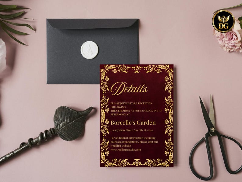 K&ouml;nnte beinhalten: Eine bordeauxfarbene Hochzeitseinladung mit goldenen floralen Akzenten und dem Wort "Details". Ein schwarzer Umschlag mit einem wei&szlig;en Wachssiegel, ein dekoratives blattf&ouml;rmiges Objekt und eine Schere sind ebenfalls vorhanden.