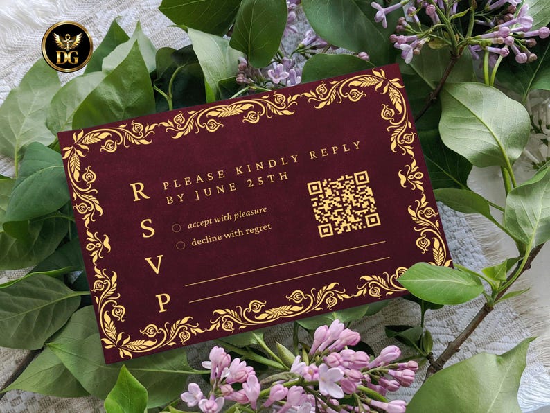 K&ouml;nnte beinhalten: Eine weinrote RSVP-Karte mit goldenen floralen Akzenten und dem Text "PLEASE KINDLY REPLY BY JUNE 25TH". Die Karte enth&auml;lt einen QR-Code und Optionen zur Annahme mit Vergn&uuml;gen oder Ablehnung mit Bedauern. Die Karte ist von gr&uuml;nen Bl&auml;ttern und rosa Bl&uuml;ten umgeben.