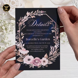Op de afbeelding: Een marineblauwe trouwuitnodiging met bloemen en botanische accenten. De kaart toont het woord "Details" in elegant schrift, omringd door een bloemenkrans. De tekst bevat de receptiedetails en het websiteadres.