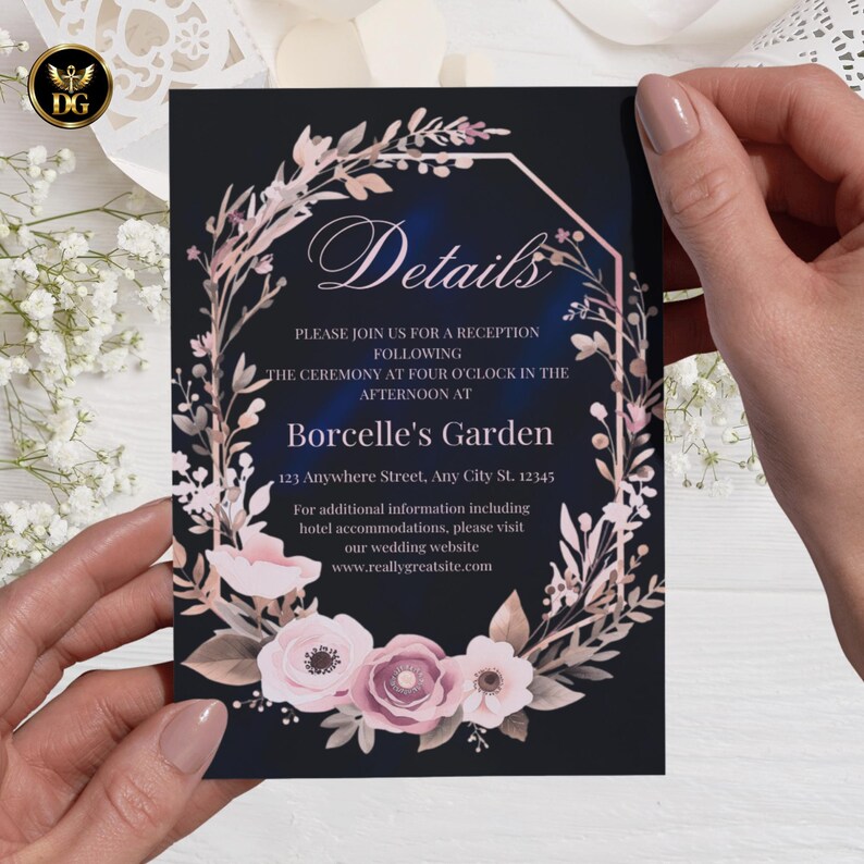 Op de afbeelding: Een marineblauwe trouwuitnodiging met bloemen en botanische accenten. De kaart toont het woord "Details" in elegant schrift, omringd door een bloemenkrans. De tekst bevat de receptiedetails en het websiteadres.