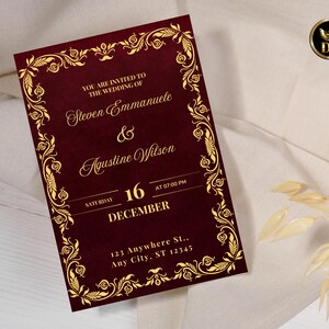 K&ouml;nnte beinhalten: Burgunderfarbene Hochzeitseinladung mit goldenem Zierrahmen und Text. Die Einladung lautet: "Sie sind zur Hochzeit von Steven Emmanuele & Agustine Wilson eingeladen" mit dem Datum Samstag, 16. Dezember um 19:00 Uhr. Adresse enthalten.