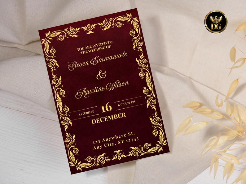 K&ouml;nnte beinhalten: Burgunderfarbene Hochzeitseinladung mit goldenem Zierrahmen und Text. Die Einladung lautet: "Sie sind zur Hochzeit von Steven Emmanuele & Agustine Wilson eingeladen" mit dem Datum Samstag, 16. Dezember um 19:00 Uhr. Adresse enthalten.