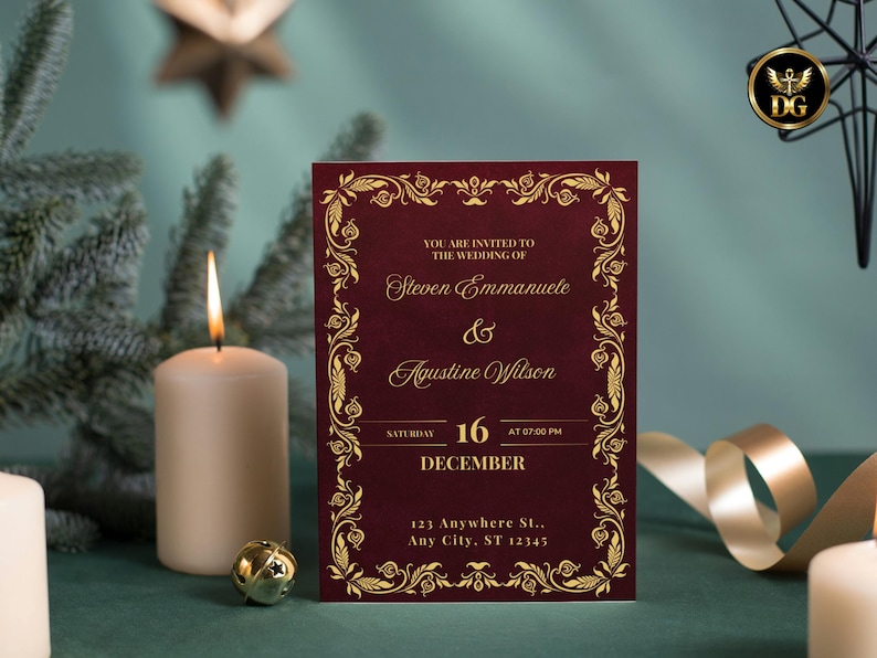 K&ouml;nnte beinhalten: Eine bordeauxfarbene Hochzeitseinladung mit goldenem floralem Rand und Text. Die Einladung enth&auml;lt die Namen Steven Emmanuele und Agustine Wilson, das Datum, die Uhrzeit und die Adresse. Eine brennende Kerze, eine kleine goldene Glocke und ein Tannenzweig im Hintergrund.