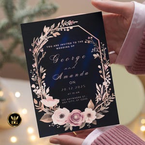 Op de afbeelding: Een zwarte trouwkaart met een bloemenkrans en gouden accenten. De uitnodiging kondigt de bruiloft van George en Amanda aan op 20.12.2025. Het ontwerp bevat bloemelementen en elegante typografie.
