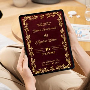 K&ouml;nnte beinhalten: Eine digitale Hochzeitseinladung auf einem Tablet. Die Einladung hat einen weinroten Hintergrund mit goldenen floralen R&auml;ndern und Text. Der Text enth&auml;lt die Namen Steven Emmanuele und Agustine Wilson, das Datum und die Uhrzeit.