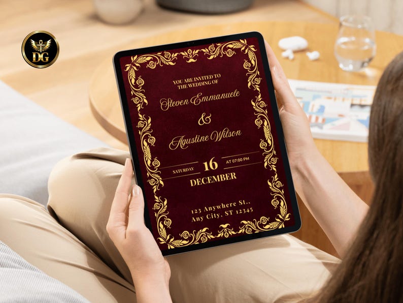 K&ouml;nnte beinhalten: Eine digitale Hochzeitseinladung auf einem Tablet. Die Einladung hat einen weinroten Hintergrund mit goldenen floralen R&auml;ndern und Text. Der Text enth&auml;lt die Namen Steven Emmanuele und Agustine Wilson, das Datum und die Uhrzeit.