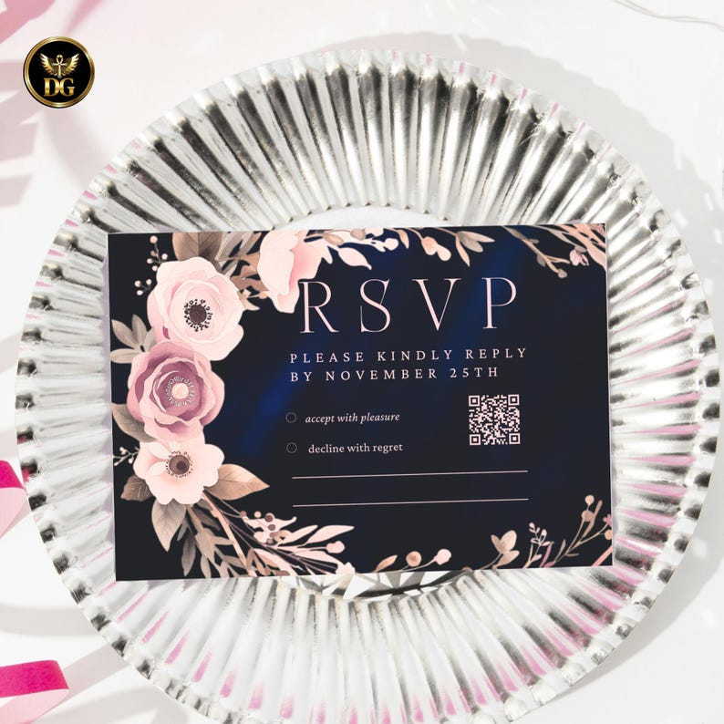 Op de afbeelding: Een RSVP-kaart met bloemaccenten en de tekst "RSVP". De kaart heeft een donkerblauwe achtergrond, roze bloemen en de tekst "Please Kindly Reply by November 25th".