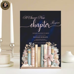 Invitación para baby shower en terciopelo azul marino, temática de libros en rosa y azul, diseño de nubes, lazo rosa, plantilla de Canva "Comienza un nuevo capítulo"