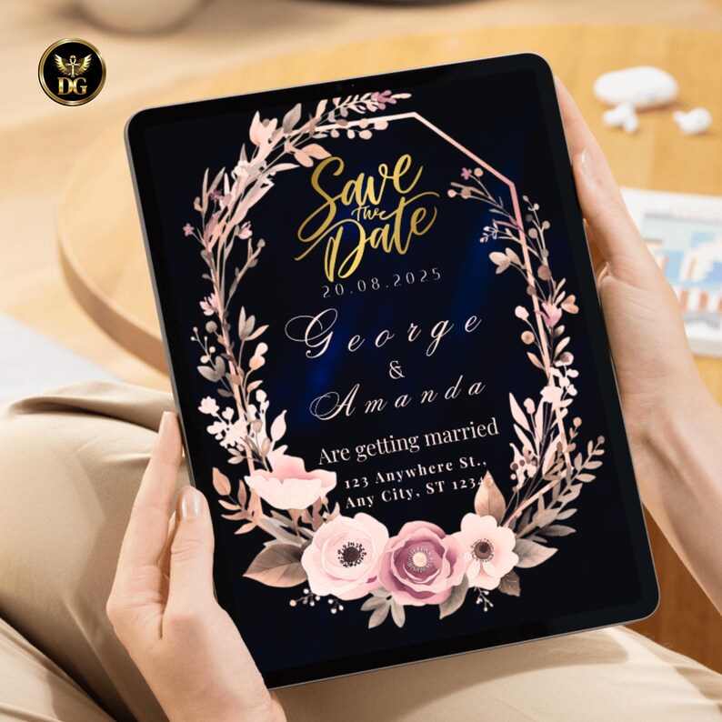 Op de afbeelding: Een digitale tablet toont een huwelijksuitnodiging. De uitnodiging bevat de tekst "Save the Date" in gouden letters, de namen "George & Amanda" en de datum 20.08.2025. Een roze en witte bloemenkrans omringt de tekst.