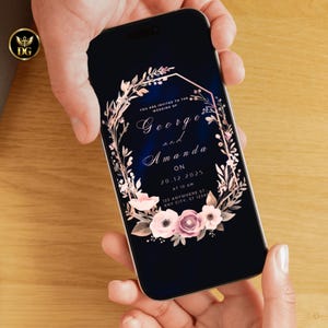 Op de afbeelding: Een smartphone toont een uitnodiging voor een bruiloft. Het ontwerp heeft een bloemenkrans en een geometrisch frame in roze en gouden tinten tegen een donkerblauwe achtergrond. De uitnodigingstekst luidt "George en Amanda" met datum en tijd.