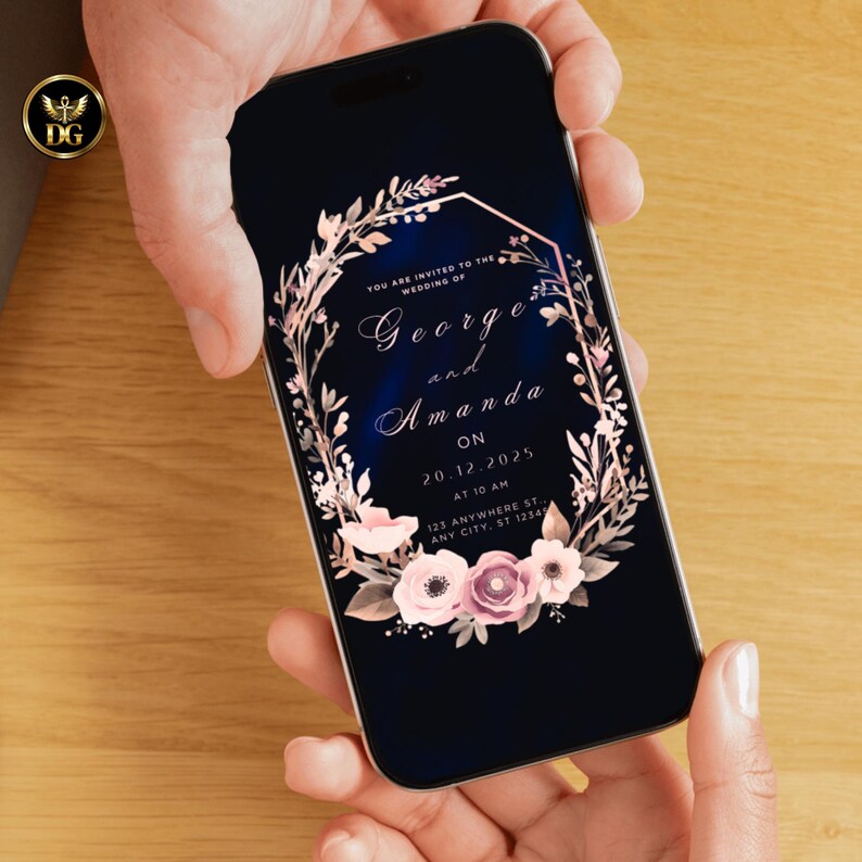 Op de afbeelding: Een smartphone toont een uitnodiging voor een bruiloft. Het ontwerp heeft een bloemenkrans en een geometrisch frame in roze en gouden tinten tegen een donkerblauwe achtergrond. De uitnodigingstekst luidt "George en Amanda" met datum en tijd.