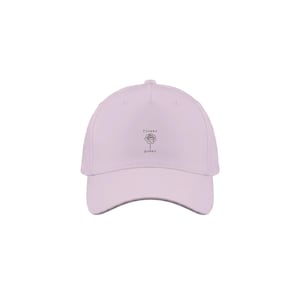 Op de afbeelding: Lichtroze baseballpet met een gebogen klep. De pet heeft de woorden "flower" en "power" in een minimalistisch lettertype, met een kleine rozenafbeelding tussen de woorden. De pet is effen van kleur en heeft een klassiek zes-panelen ontwerp.
