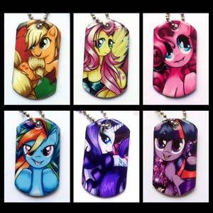 Peut inclure: Six médailles pour chien en métal colorées représentant les personnages de My Little Pony. Chaque médaille présente un poney différent avec un design et un arrière-plan uniques. Les poneys sont Applejack, Pinkie Pie, Fluttershy, Rainbow Dash, Rarity et Twilight Sparkle.