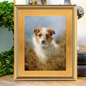 Puede incluir: Una pintura enmarcada de un perro blanco y marr&oacute;n con un pelaje suave y esponjoso. El perro mira directamente al espectador con una expresi&oacute;n amable. La pintura est&aacute; ambientada en un fondo de un campo de hierba alta.