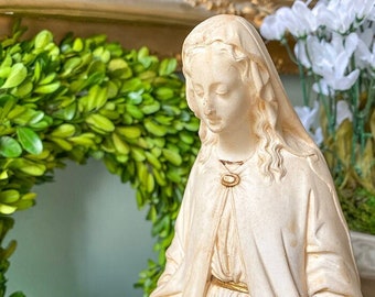 Estatua antigua FRANCESA de Nuestra Señora de Gracia, yeso francés cremoso, Francia, siglo XIX.