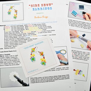 Pode incluir: Instruções detalhadas para fazer brincos "Side Show", projetados por Barbara Briggs. O guia inclui uma lista de materiais, ferramentas e instruções passo a passo com ilustrações. Os brincos apresentam contas coloridas.